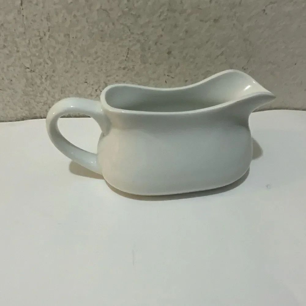 Target home collection white Porcelain White Gravy Boat 8 X 3.5 X 4” P10